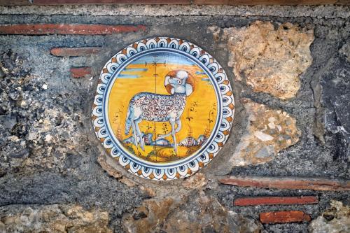 馬拉泰亞的住宿－Amaranto，一块板子,上面有一只公绵羊在岩石上的照片