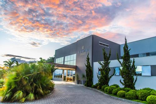 a modern building with a cloudy sky in the background at Resort Ecoar in Gaspar