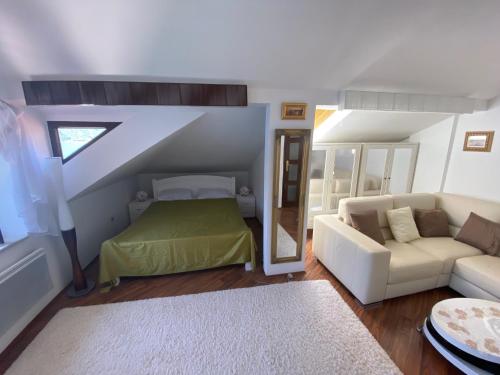 - un salon avec un lit et un canapé dans l'établissement House with a pier, à Donji Morinj