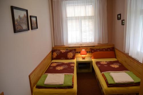 ハルラホフにあるUbytování v soukromí Rázloviのベッドルーム1室(ベッド2台、ランプ付きテーブル付)