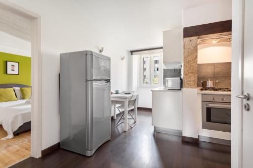 Een keuken of kitchenette bij JOIVY Stylish 2-bed Apt with balcony in Lapa, 5mins to National Museum of Ancient Art