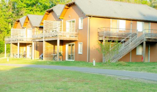 ein großes Haus mit Balkon seitlich in der Unterkunft Appartement 4 personne sur Parc Vacances Richelieu in Chaveignes