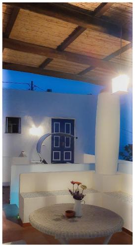 a room with a table with a vase with flowers on it at SalinArte in Santa Marina Salina