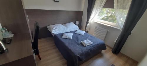Ένα ή περισσότερα κρεβάτια σε δωμάτιο στο Hotel Bartnik