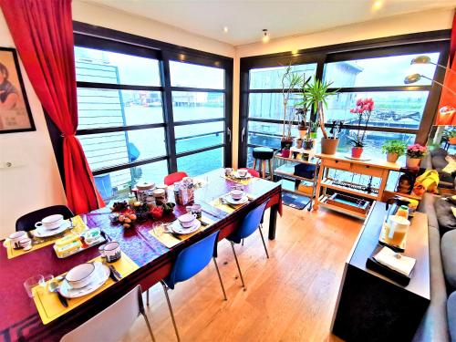 een eetkamer met een tafel en een groot raam bij La Corte Sconta B&B in Amsterdam