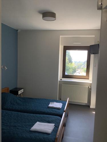 een hotelkamer met 2 bedden en een raam bij Le village Gr34 in Louannec