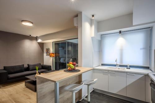 eine Küche und ein Wohnzimmer mit einem großen Fenster in der Unterkunft Habitat 29 C in Thessaloniki