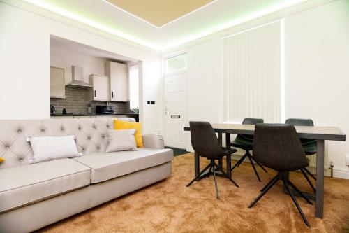 un soggiorno con divano bianco e tavolo di Richmond House a Leeds