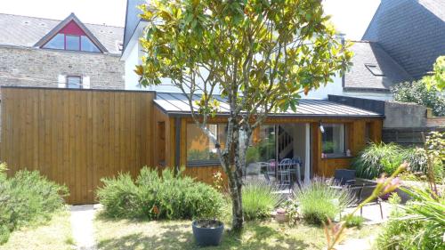 dom z drzewem w ogrodzie w obiekcie Confortable maison de vacances 3 étoiles, 6p w mieście Ploeren