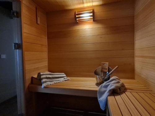 - un sauna avec un bol et une serviette sur une table dans l'établissement Hôtel Le C - Boutique Hôtel, à Narbonne