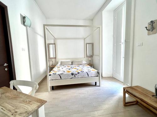 1 dormitorio con 1 cama con espejo grande en 4Cats - Alloggio incantevole in centro, en Lecce
