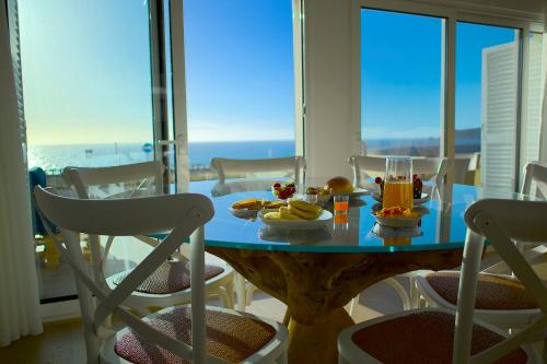 einen Tisch mit einem Tablett mit Essen und Stühlen in der Unterkunft Resort Holidays Nazaré in Nazaré