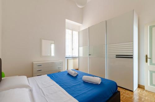 una camera da letto con un letto e due asciugamani di ALTIDO Kiosk Opera House a Rapallo