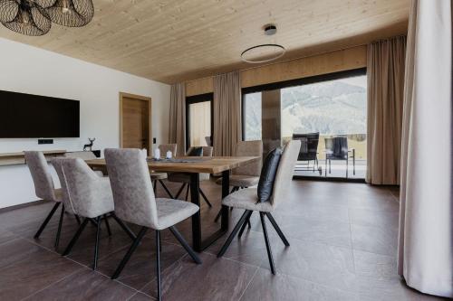 Телевизор и/или развлекательный центр в Landhaus Saalbach - Joker card included in summer