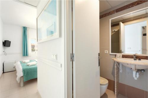 uma casa de banho com um lavatório e um WC em Hostal Brisa Marina em Port d'Alcudia