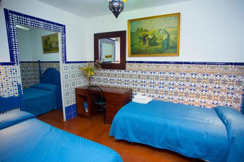 A bed or beds in a room at Pensión Santa María la Blanca