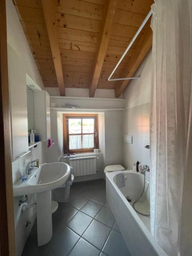 Kúpeľňa v ubytovaní BLUE LAKE APARTMENT 20m from the lake with box