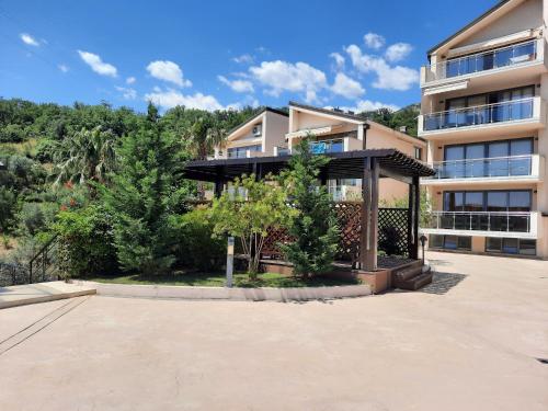 an empty parking lot in front of a building at Luxury apartment near beach in Pržno