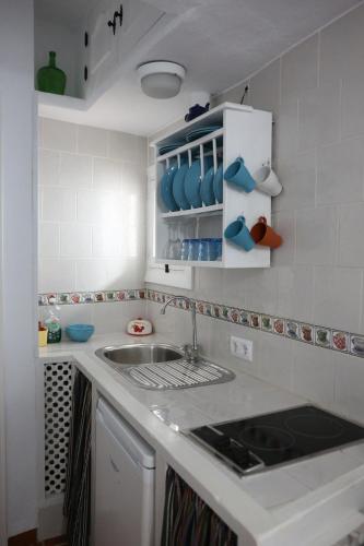 cocina con fregadero y encimera en Vivienda de Alojamiento Rural Casa Naty, en Vejer de la Frontera