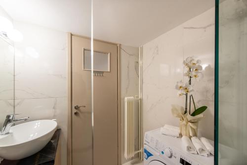 Koupelna v ubytování MEDLUXE LUXURY APARTMENT !