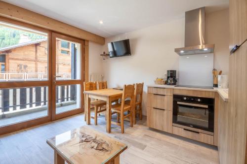une cuisine avec une table et une salle à manger dans l'établissement Voroches B6, à Morzine