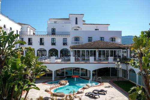 uma vista para um hotel com piscina e um edifício em Sighientu Resort em Capitana