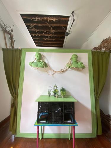 une table verte avec deux plantes en haut dans l'établissement Tenerife Art Hostel, à Santa Cruz de Tenerife