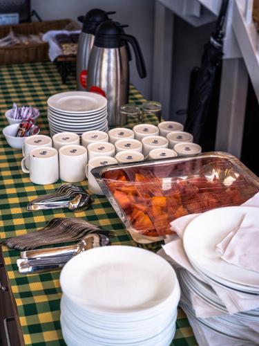 een tafel met borden en kommen met eten erop bij Maargit Beach Resort in Mandrem