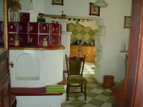 VasvárにあるCsutora Vendeghazのリビングルーム(椅子、暖炉付)