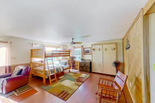 Двухъярусная кровать или двухъярусные кровати в номере The Summer House