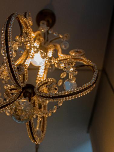 a gold chandelier with diamonds and crystals on it at Villa Cerrado das Fontainhas SPA in Sintra