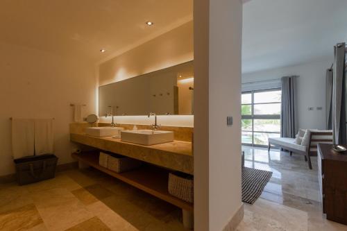 Bathroom sa Luxury & exclusive 3BR Apt w Amazing amenities