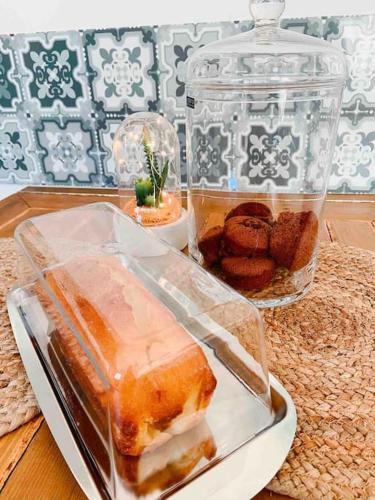 Un recipiente de plástico con comida sobre una mesa. en Très joli appartement équipé au calme, en Rozay-en-Brie