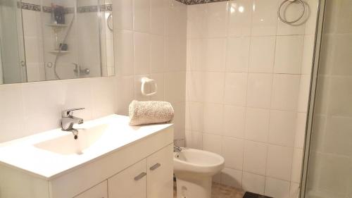 een badkamer met een wastafel, een toilet en een douche bij Maria Planta in Calella de Palafrugell