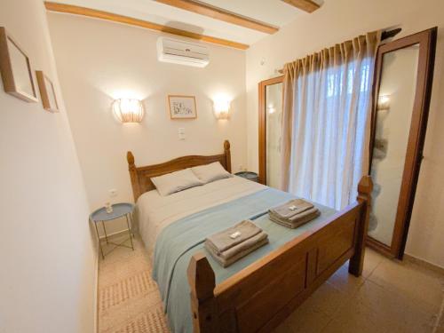 Un dormitorio con una cama con dos bolsas. en Cinnamon House in Kritsa, en Kritsá