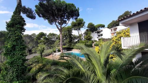 a view of a house and a swimming pool at Clip C-3 - Llafranc in Llafranc