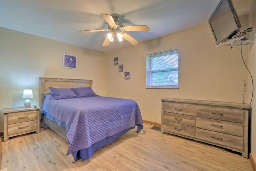 Tempat tidur dalam kamar di Quaint Zanesville Home with Game Room and Yard!