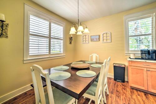 Fotografie z fotogalerie ubytování Screened Porch and Beach Access Port St Joe Cottage v destinaci Highland View