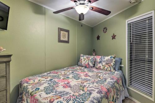 Postel nebo postele na pokoji v ubytování Corpus Christi Condo with Community Amenities!