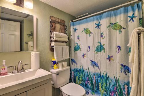 Koupelna v ubytování Corpus Christi Condo with Community Amenities!