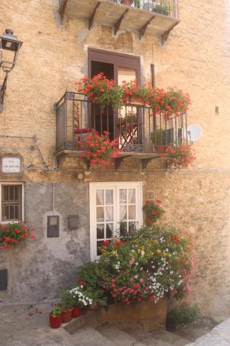 a building with a window with flowers on it at Marianna in Isnello