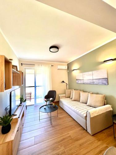 a living room with a couch and a tv at Cosy apartment with Great Views in Longá