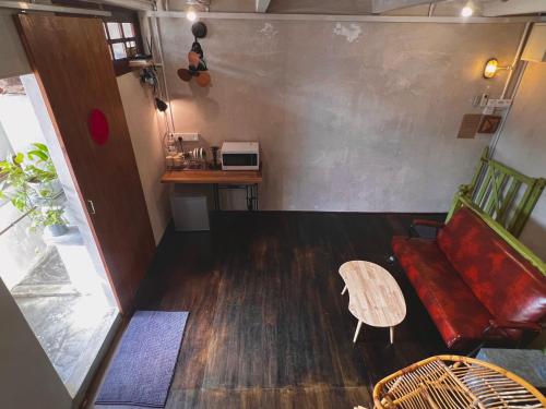 een woonkamer met een bank en een tafel bij LEJU 8 樂居 Loft living with open air bathroom in Melaka