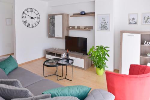 uma sala de estar com um sofá e uma televisão em Apartments Danijela & Love Nest em Rijeka