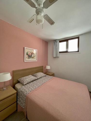 een slaapkamer met een bed en een plafondventilator bij Apartment with ocean view, Acapulco,Las Américas in Playa Fañabe