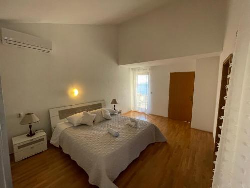 a bedroom with a large bed with white sheets at Luce in Kali