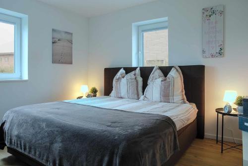 a bedroom with a large bed with pillows at Das Ferienhaus an der Weser in Bodenfelde