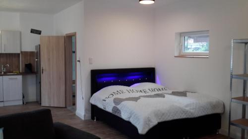 a bedroom with a bed in a room at Sommerhaus (am Landhaus von Felde) in Esens