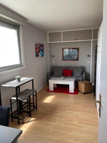 un salon avec un canapé et une table dans l'établissement Studio avec parking 100 m départs pour les iles, à Quiberon