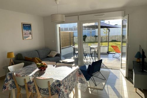 un soggiorno con tavolo e sedie e una sala da pranzo di Residence 350 meters from the main beach chez lena a Quiberon